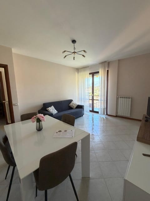 Communal lounge/ TV room, TV and multimedia, Living room, Seating area, Dining area, Evening entertainment