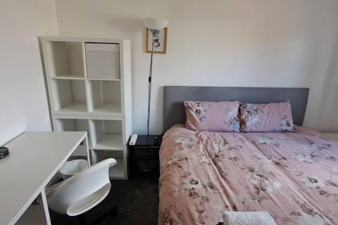 Dble bed -Room near Bournemouth Hospital shared bathroom Vacation rental in Bournemouth