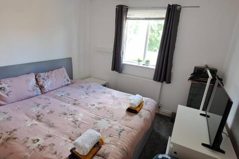 Dble bed -Room near Bournemouth Hospital shared bathroom Vacation rental in Bournemouth