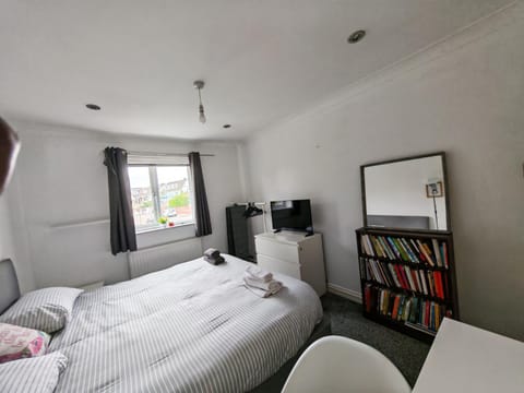 Dble bed -Room near Bournemouth Hospital shared bathroom Vacation rental in Bournemouth