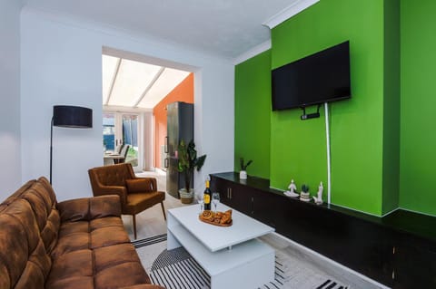 Communal lounge/ TV room, TV and multimedia, Living room, Seating area