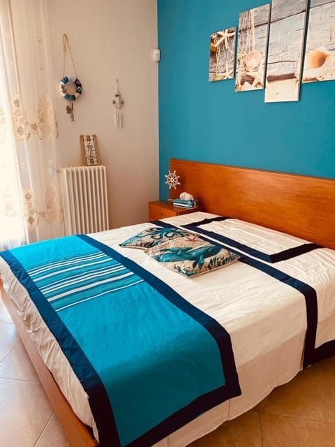 Bed, Photo of the whole room, Decorative detail, Bedroom, heating