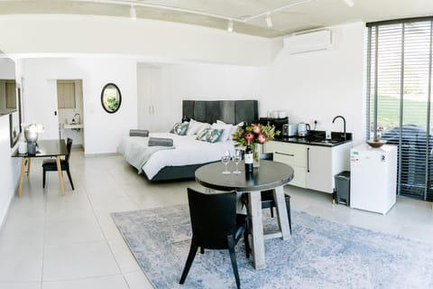Bed, TV and multimedia, Living room, Photo of the whole room, Bedroom