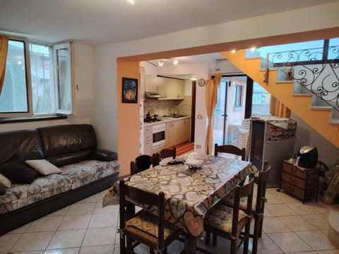 Kitchen or kitchenette, Living room, Dining area, pet friendly, stove