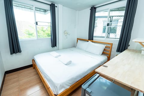 Bed, Photo of the whole room, Dining area, Bedroom, towels
