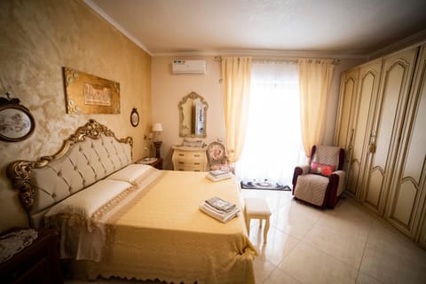 Photo of the whole room, Bedroom, wardrobe