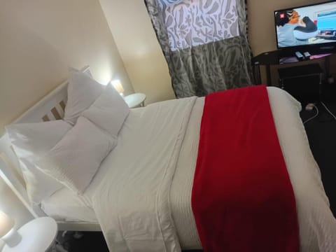 Bed, TV and multimedia, Photo of the whole room, Evening entertainment, Bedroom