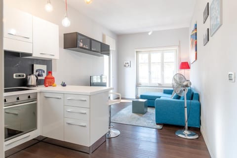 Kitchen or kitchenette, Seating area