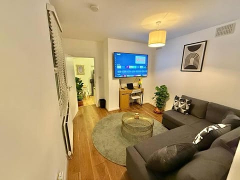 Communal lounge/ TV room, TV and multimedia, Living room, Seating area, Evening entertainment