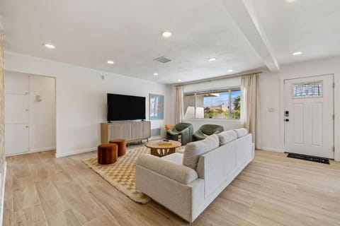 Sunview Paradise by Rather Be Properties House in Palm Springs