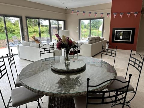 Seating area, Dining area, Garden view, fireplace