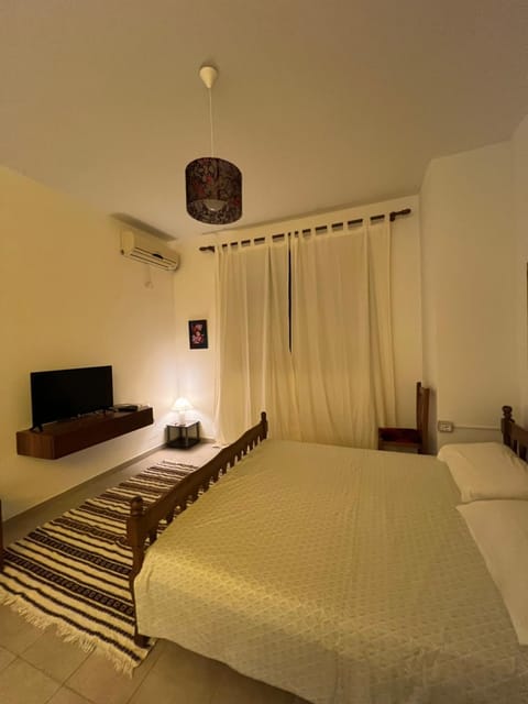 Bed, TV and multimedia, Evening entertainment, Bedroom, air conditioner