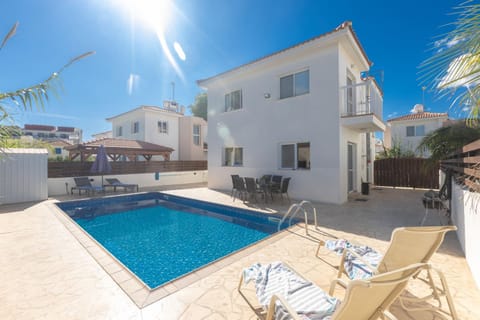 Property building, Day, Swimming pool, sunbed
