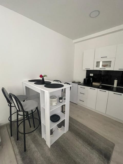 Kitchen or kitchenette, Dining area, stove