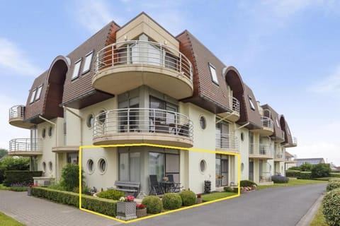 Property building, Day, Balcony/Terrace
