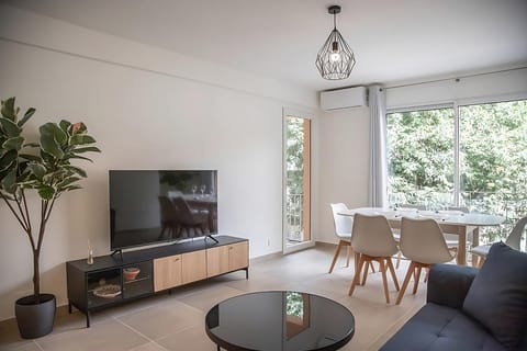Communal lounge/ TV room, TV and multimedia, Living room, Seating area, Dining area