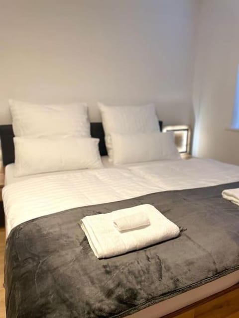 Bed, Photo of the whole room, Bedroom, towels