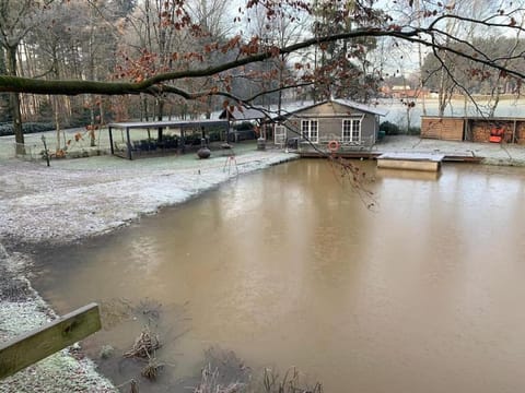 Unieke chalet aan het water Chalet in North Brabant (province)
