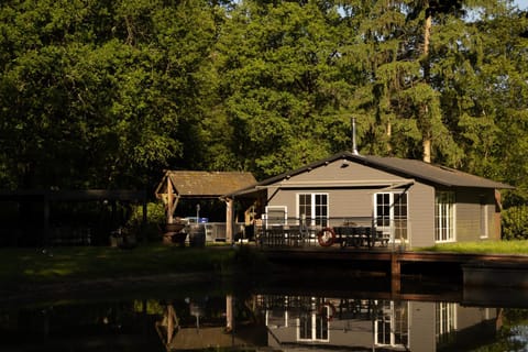 Unieke chalet aan het water Chalet in North Brabant (province)