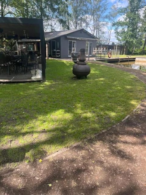 Unieke chalet aan het water Chalet in North Brabant (province)