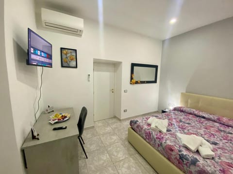 Bed, TV and multimedia, Bedroom, towels, air conditioner