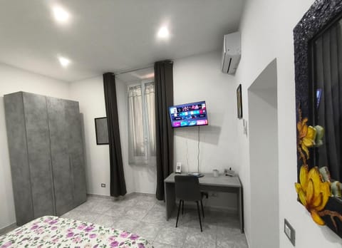Bed, TV and multimedia, Photo of the whole room, Seating area, wardrobe, air conditioner