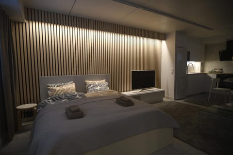Bed, TV and multimedia, Photo of the whole room, Bedroom, towels