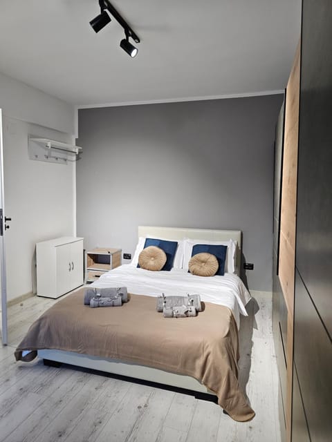 Casa Matei, rezerva acum studio ultracentral, design interior pe comanda, foarte curat, toate dotarile - filtru apa rece, fierbinte, self check in Apartment in Craiova