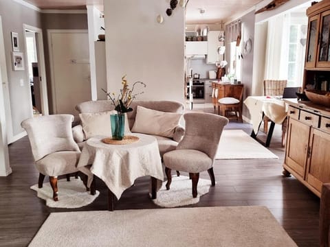 Living room, Seating area