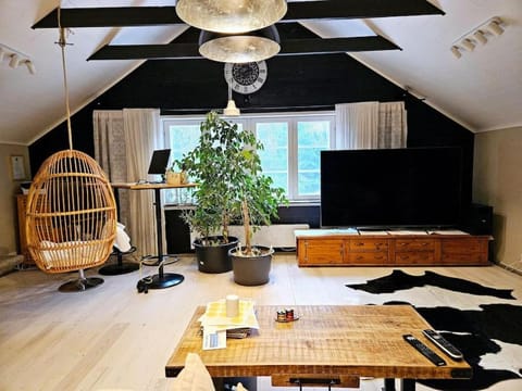 Communal lounge/ TV room, Living room, Seating area