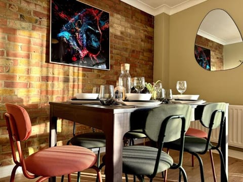 Boho Modern Entire House in Southampton - Sleeps 13 - 5 Bedrooms - 7 Beds - Overlooking the original city walls -walking Distance to the city centre & Cruise Terminals - Private garage House in Southampton