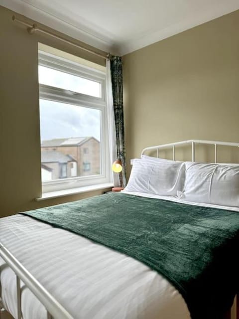 Boho Modern Entire House in Southampton - Sleeps 13 - 5 Bedrooms - 7 Beds - Overlooking the original city walls -walking Distance to the city centre & Cruise Terminals - Private garage House in Southampton