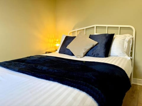 Boho Modern Entire House in Southampton - Sleeps 13 - 5 Bedrooms - 7 Beds - Overlooking the original city walls -walking Distance to the city centre & Cruise Terminals - Private garage House in Southampton