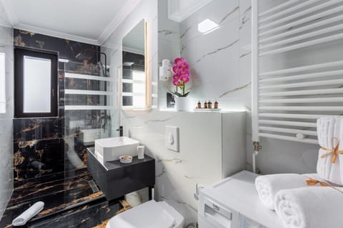 Shower, Toilet, Bathroom, towels