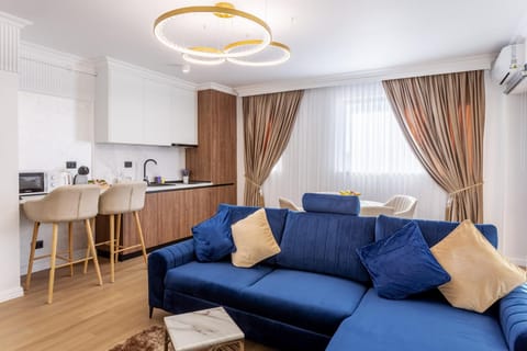 Kitchen or kitchenette, Living room, Seating area, Dining area