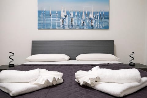 Bed, Photo of the whole room, Bedroom, towels