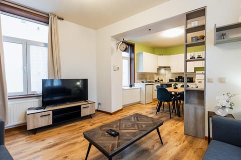 Communal lounge/ TV room, TV and multimedia, Kitchen or kitchenette, Living room, Seating area, Dining area, Evening entertainment