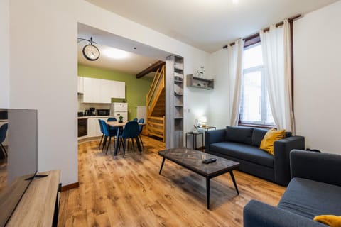 TV and multimedia, Kitchen or kitchenette, Living room, Seating area, Dining area, oven, stove, air conditioner