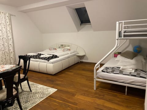 Bedroom, bunk bed