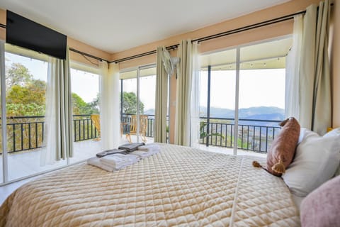 Bed, Natural landscape, View (from property/room), Balcony/Terrace, Photo of the whole room, Bedroom, Mountain view, towels