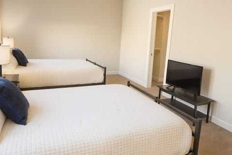 Spacious Downtown Sq Stadium, Casino, R&R HoF Apartment in Cleveland Heights