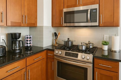 Spacious Downtown Sq Stadium, Casino, R&R HoF Apartment in Cleveland Heights