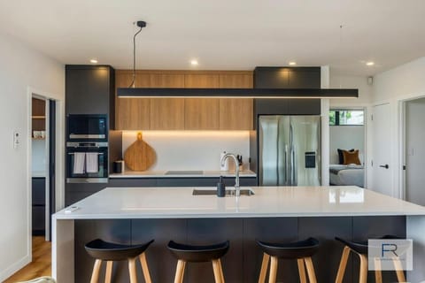 Sensational Seaview Home House in Auckland