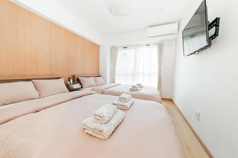 Bed, TV and multimedia, Photo of the whole room, Bedroom, towels