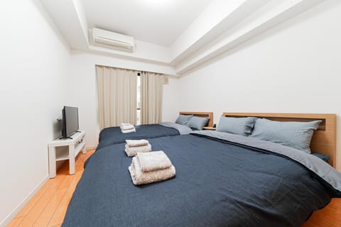 Bed, TV and multimedia, Photo of the whole room, Bedroom, towels, air conditioner