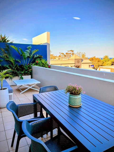 View (from property/room), Seating area, Dining area