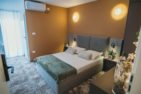 Bed, Photo of the whole room, air conditioner