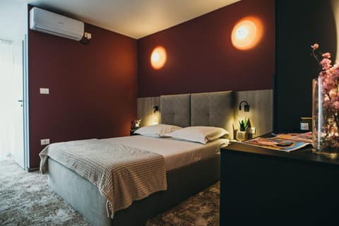 Bed, Photo of the whole room, Bedroom, air conditioner