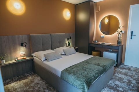 Photo of the whole room, Bedroom, wardrobe