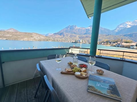 View (from property/room), Balcony/Terrace, Lake view, Mountain view